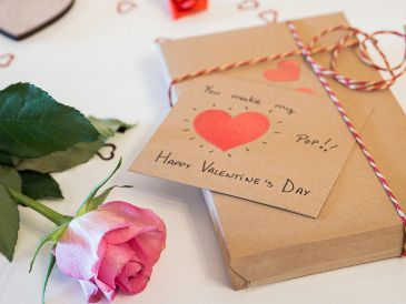 La Inteligencia Artificial se ha convertido en una aliada inesperada para quienes buscan un obsequio significativo y acorde a la personalidad de su pareja. Unsplash