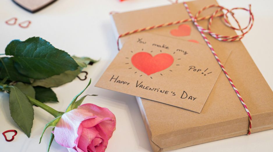 La Inteligencia Artificial se ha convertido en una aliada inesperada para quienes buscan un obsequio significativo y acorde a la personalidad de su pareja. Unsplash