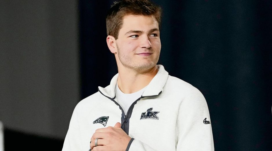 El joven mariscal de 23 años llega al Super Bowl con números superiores a los de Brady en su segundo año en la NFL. AFP