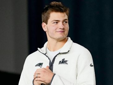 El joven mariscal de 23 años llega al Super Bowl con números superiores a los de Brady en su segundo año en la NFL. AFP