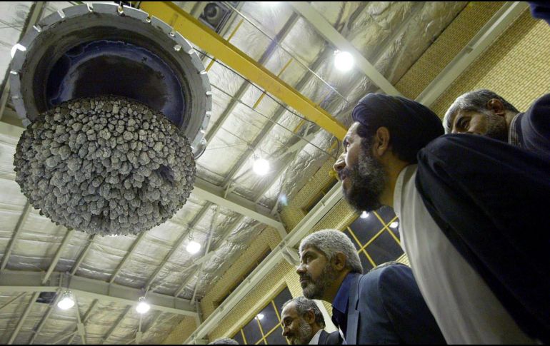 Varios diputados iraníes inspeccionan elementos de la central nuclear de la ciudad de Isfahan (Irán), utilizada como Isntalación de Conversión de Uranio. EFE/ ARCHIVO