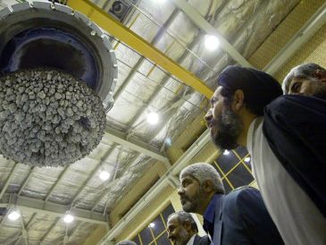 Varios diputados iraníes inspeccionan elementos de la central nuclear de la ciudad de Isfahan (Irán), utilizada como Isntalación de Conversión de Uranio. EFE/ ARCHIVO