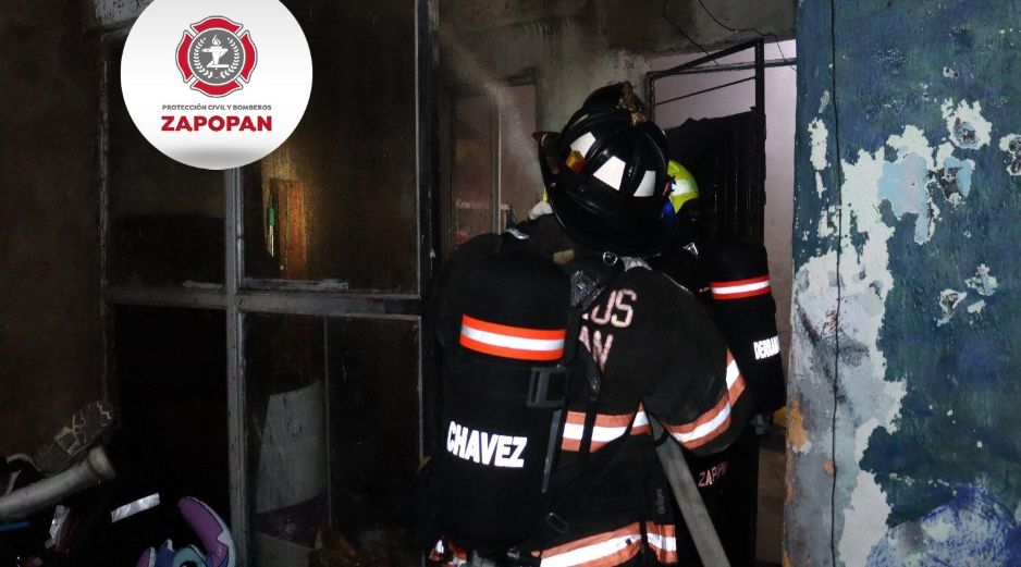 El fuego logró ser sofocado con el uso del chorro de agua y se realizaron las labores de enfriamiento en sitio para evitar reactivaciones. ESPECIAL / FACEBOOK Protección Civil y Bomberos Zapopan