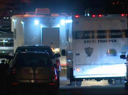 En esta captura de video, se ve a personal de los servicios de emergencia en la escena donde cayó un helicóptero policial en Flagstaff, Arizona, la noche del 4 al 5 de febrero de 2026. ABC15 Arizona vía AP