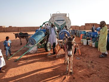Gente llena recipientes de agua en un punto de distribución gratuito en Jartum, Sudán, el 30 de enero de 2026. AP/ARCHIVO