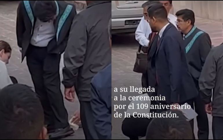 Hugo Aguilar hizo un movimiento para acomodar el zapato y que la persona con el papel para limpiarlo pudiera hacerlo de costado. ESPECIAL.