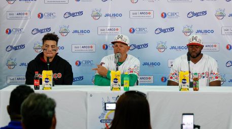 Carlos Sepúlveda, Lorenzo Bundy y Estevan Florial en la conferencia de prensa posterior al juego. CORTESÍA/Charros de Jalisco