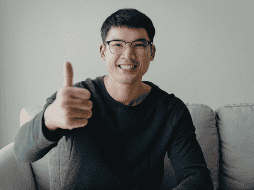 La Constitución de 1917 estableció que los ciudadanos varones mayores de edad tenían derecho a participar en los procesos electorales, consolidando así uno de los principios fundamentales de la vida democrática mexicana.  CANVA