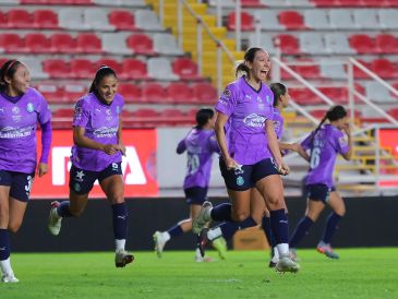 Adriana Iturbide remató de cabeza en tiro de esquina para poner el segundo a la cuenta. IMAGO7/R. Dávila