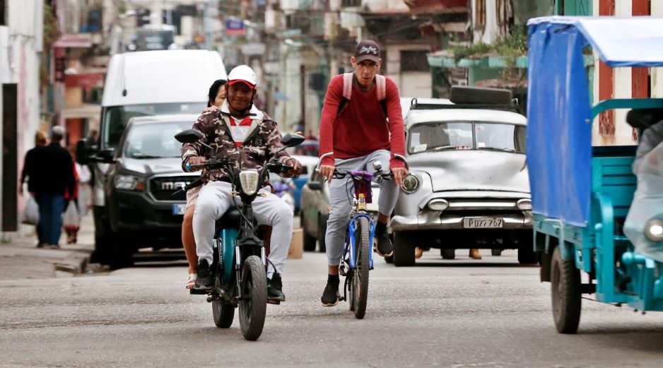 En días recientes, México reconoció que había frenado el envío de petróleo a Cuba para evitar la activación de aranceles por parte de Estados Unidos. Personas pasan por la calle en La Habana. EFE/E. Mastrascusa