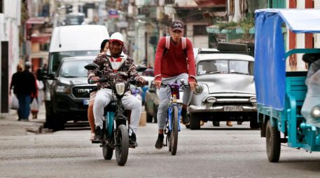 En días recientes, México reconoció que había frenado el envío de petróleo a Cuba para evitar la activación de aranceles por parte de Estados Unidos. Personas pasan por la calle en La Habana. EFE/E. Mastrascusa