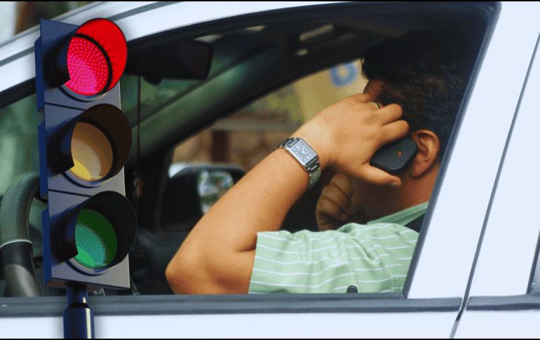 Aunque no existe un operativo específico para detectar esta conducta, los agentes de la Policía Vial están instruidos para sancionar a quienes incurran en ella. EL INFORMADOR / ARCHIVO