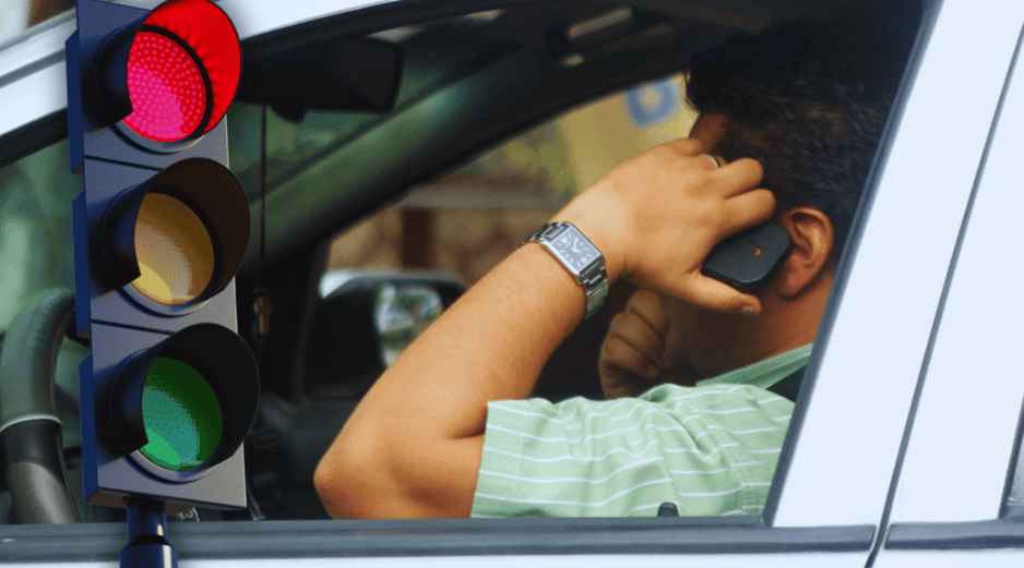 Aunque no existe un operativo específico para detectar esta conducta, los agentes de la Policía Vial están instruidos para sancionar a quienes incurran en ella. EL INFORMADOR / ARCHIVO