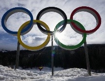 Un atleta esquía bajo los aros olímpicos durante un entrenamiento de cross country antes de los Juegos Olímpicos de Invierno en Tesero, Italia el jueves 5 de febrero del 2026. (AP Foto/Kirsty Wigglesworth)