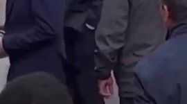 Le limpian los zapatos a Hugo Aguilar. ESPECIAL / X