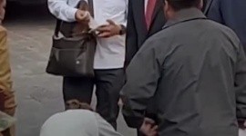 Funcionaria limpia los zapatos de Hugo Aguilar. X