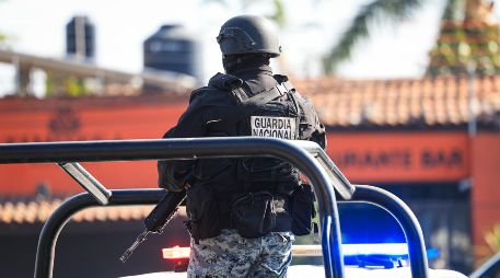 El aseguramiento y revisión del inmueble estuvo a cargo de elementos de la Guardia Nacional y de la Defensa Nacional, donde, según la información extraoficial, se decomisaron armas y equipo táctico, así como una camioneta de alta gama y granadas. EL INFORMADOR / J. Acosta