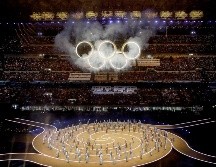 La noche en que el invierno se vistió de gala, la llama olímpica reclamó su trono en territorio italiano. EFE / M. Balti