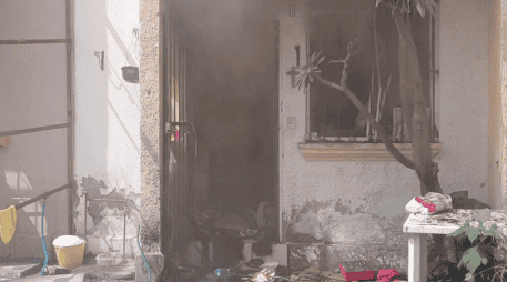 Una persona falleció y terminó calcinada, ya que su cuerpo fue encontrado cuando se hacían las labores de remoción de escombros y enfriamiento. ESPECIAL