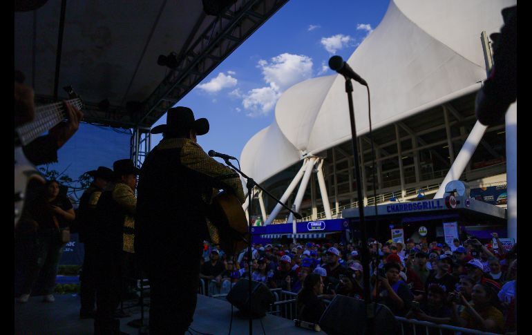 Familias completas, jóvenes y adultos se aglomeraron alrededor del ring para no perderse los enfrentamientos protagonizados por varias de las estrellas del Consejo Mundial de Lucha Libre. CORTESÍA