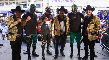 Familias completas, jóvenes y adultos se aglomeraron alrededor del ring para no perderse los enfrentamientos protagonizados por varias de las estrellas del Consejo Mundial de Lucha Libre. CORTESÍA