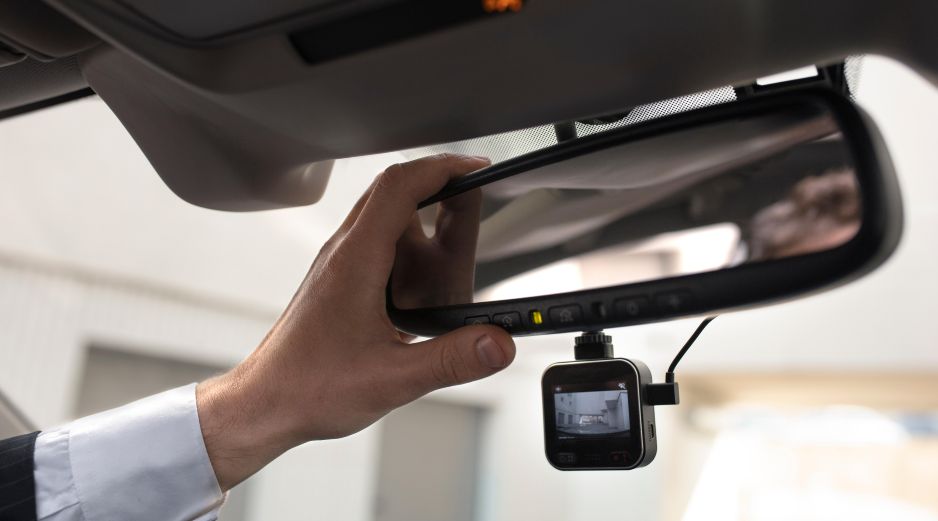 Usar de forma correcta una cámara en el auto puede convertirse en una aliada clave contra accidentes, fraudes y abusos en las carreteras. FREEPIK