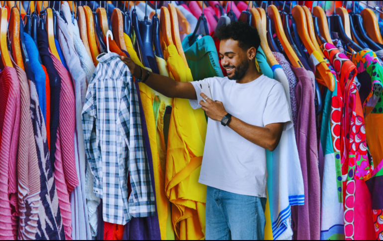 De forma general, los tianguis por toda la ciudad pueden representar excelenes propuestas para conseguir ropa a bajo precio, sobre todo en la zona de “pacas”. ESPECIAL / CANVA