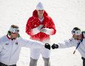 El suizo Franjo von Allmen celebra su victoria en la pista Stelvio de Bormio, donde conquistó el primer oro de los Juegos de Invierno de Milán-Cortina en el descenso de esquí alpino. AFP / F. Coffrini