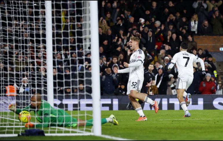 Raúl Jiménez fue protagonista en el gol del Fulham, pero no logró evitar la remontada del Everton en el cierre del partido. EFE / T. Akmen