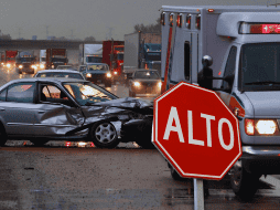 Un conductor debe evitar ingerir bebidas alcohólicas y consumir medicamentos que provoquen somnolencia. ESPECIAL / CANVA