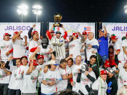 Michael Wielansky, MVP del juego final, levanta el trofeo de campeones. CORTESÍA/Charros de Jalisco