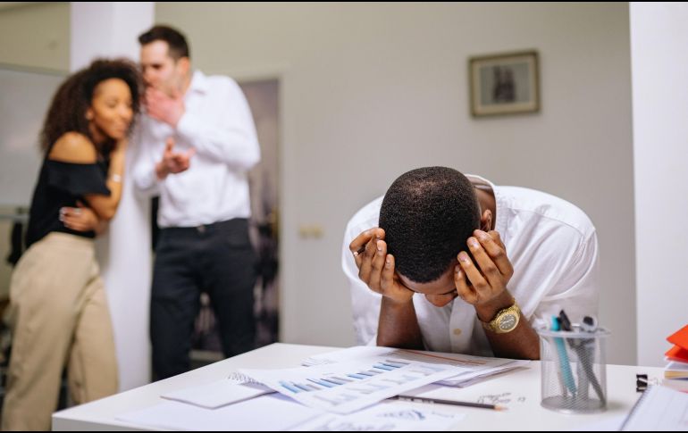 El mobbing laboral ha sido reconocido en los últimos años debido a sus consecuencias psicológicas y sociales, por lo que es importante prestar atención a las señales. ESPECIAL / CANVA