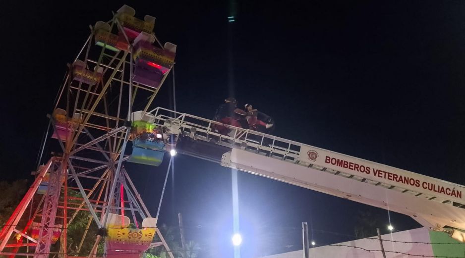 Elementos de diferentes corporaciones unieron esfuerzos para bajarlos sin riesgos, con el apoyo de dos enormes grúas y la colocación de escaleras, sin que se presentaran problemas mayores durante el rescate. FACEBOOK / Protección Civil Gobierno Sinaloa