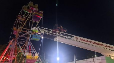 Elementos de diferentes corporaciones unieron esfuerzos para bajarlos sin riesgos, con el apoyo de dos enormes grúas y la colocación de escaleras, sin que se presentaran problemas mayores durante el rescate. FACEBOOK / Protección Civil Gobierno Sinaloa