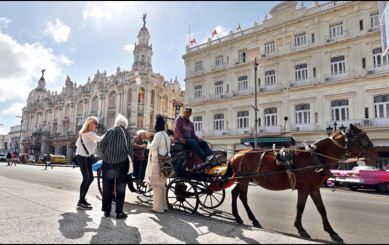 Fotografía de archivo fechada el 29 de enero de 2026 que muestra a turistas montando en un coche en La Habana en Cuba. EFE/ E. Mastrascusa