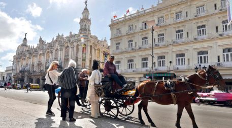 Fotografía de archivo fechada el 29 de enero de 2026 que muestra a turistas montando en un coche en La Habana en Cuba. EFE/ E. Mastrascusa