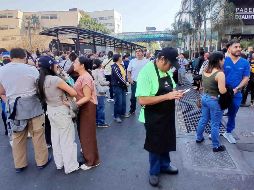 Tras escucharse la alarma, habitantes de distintos edificios salieron de forma ordenada hacia la vía pública para resguardarse en zonas seguras, mientras aguardaban indicaciones oficiales y revisaban que no existieran daños estructurales. SUN / C. Mejía