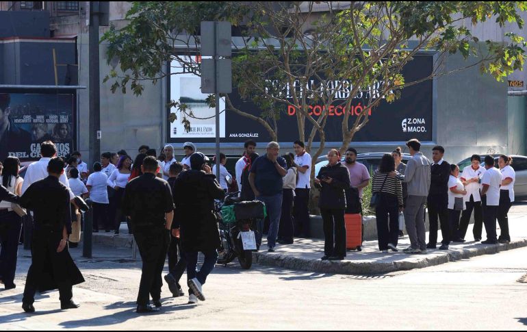 La alarma provocó que miles de personas salieran de inmuebles y se concentraran en calles y zonas seguras. SUN.