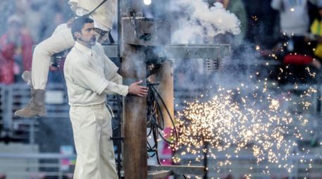 Bad Bunny tomó el escenario y lo que siguió fue historia pura. EFE / C. Torres