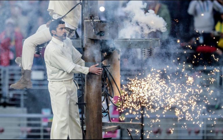 Bad Bunny tomó el escenario y lo que siguió fue historia pura. EFE / C. Torres