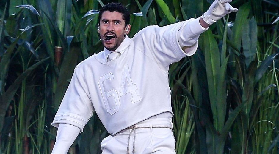 La actuación de Bad Bunny en el Super Bowl LX no solo destacó por su potencia musical y su celebración de la identidad latina, sino también por un momento que desató una oleada de interpretaciones y debates en redes sociales. EFE / C. Torres