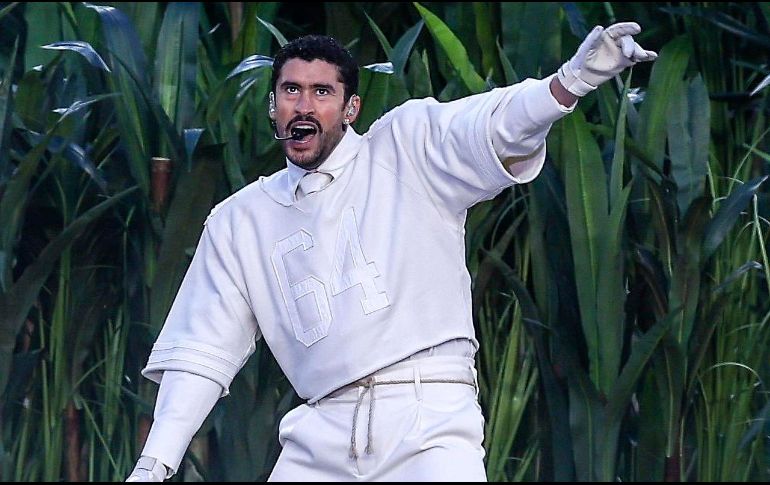 La actuación de Bad Bunny en el Super Bowl LX no solo destacó por su potencia musical y su celebración de la identidad latina, sino también por un momento que desató una oleada de interpretaciones y debates en redes sociales. EFE / C. Torres