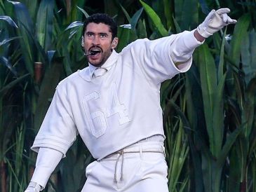 La actuación de Bad Bunny en el Super Bowl LX no solo destacó por su potencia musical y su celebración de la identidad latina, sino también por un momento que desató una oleada de interpretaciones y debates en redes sociales. EFE / C. Torres