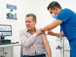 Un médico aplica una vacuna a un paciente, como parte de las acciones de prevención y protección de la salud. ESPECIAL