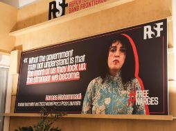 Un cartel muestra el retrato de la periodista iraní y premio nobel de la paz Narges Mohammadi en la sede de Reporteros sin Fronteras en París, Francia, en una imagen de archivo. EFE/T. SUAREZ