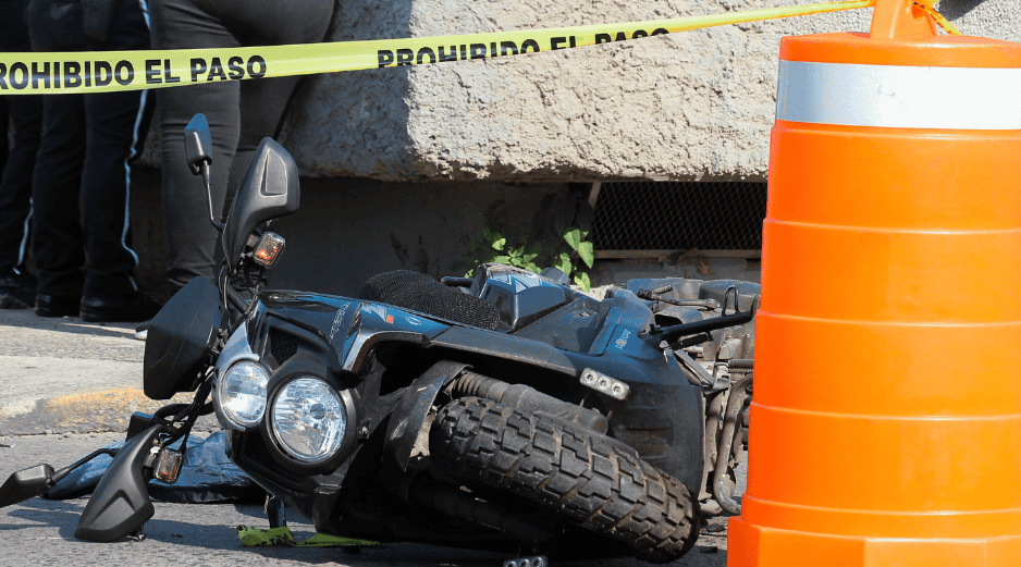 Paramédicos y autoridades municipales acudieron al llamado, pero solo pudieron confirmar el deceso del motociclista tras el accidente. EL INFORMADOR/ ARCHIVO