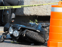 Paramédicos y autoridades municipales acudieron al llamado, pero solo pudieron confirmar el deceso del motociclista tras el accidente. EL INFORMADOR/ ARCHIVO