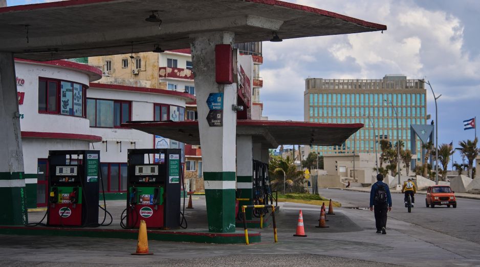 Un hombre pasa junto a una gasolinera sin combustible, ubicada cerca de la embajada de Estados Unidos en La Habana. AP/R. Espinosa