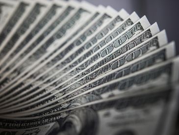 El dólar ha hilado dos sesiones consecutivas a la baja, y su comportamiento reciente refleja una volatilidad superior a la registrada durante el último año. FREEPIK