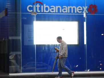 La agencia explicó que "la rentabilidad también se debilitará a medida que los márgenes se reduzcan en un entorno competitivo para el financiamiento y el crédito al consumo". EFE / ARCHIVO